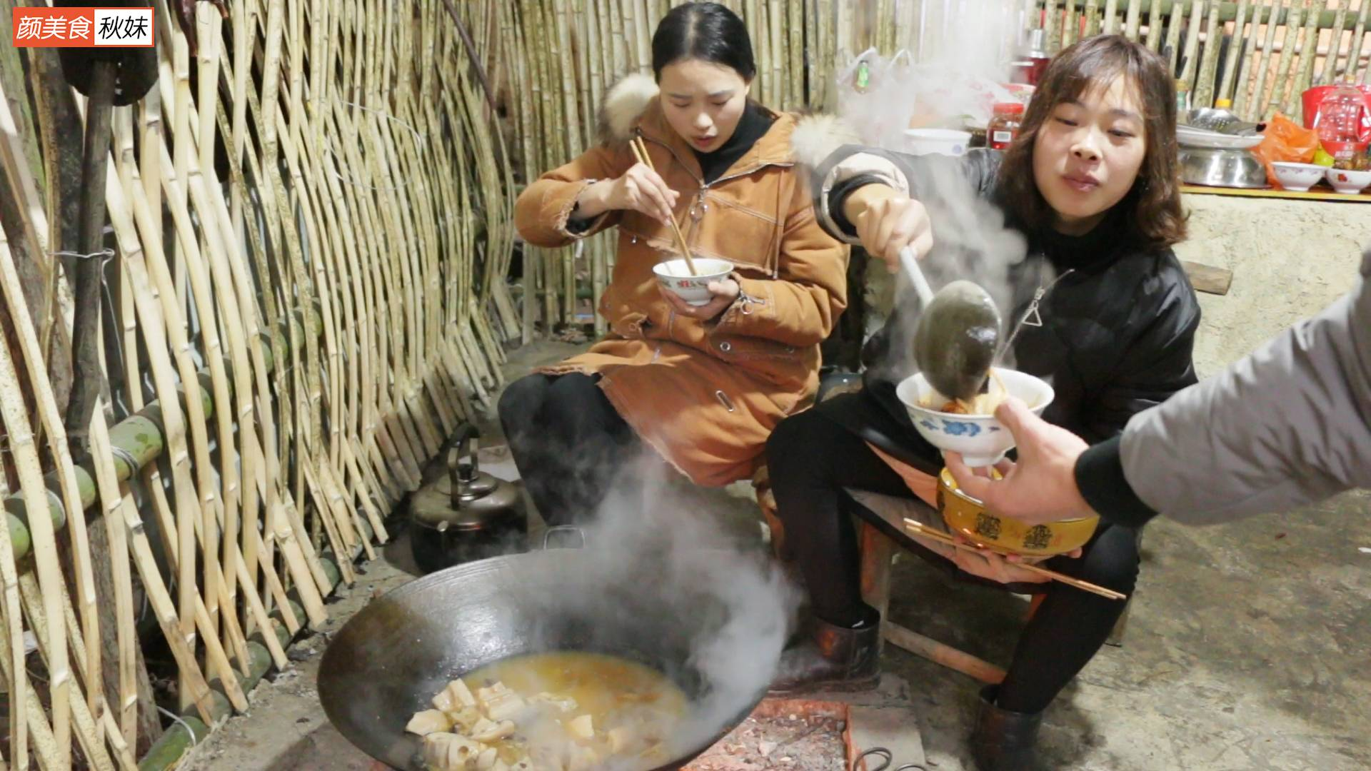 秋妹家腊排骨刚熏好,就用大铁锅炖了一锅莲藕汤,3姐弟吃得真香